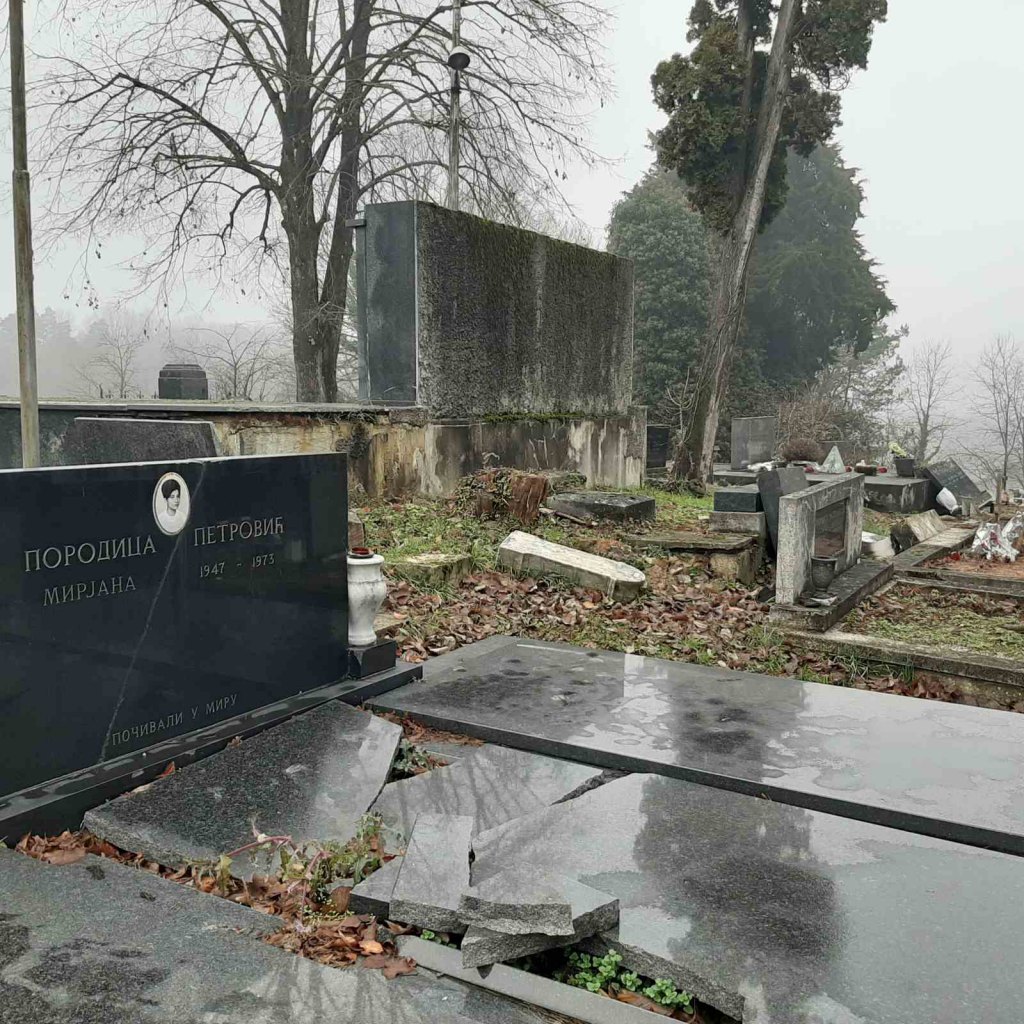 Разрушено гробље и спомен костурница у Глини