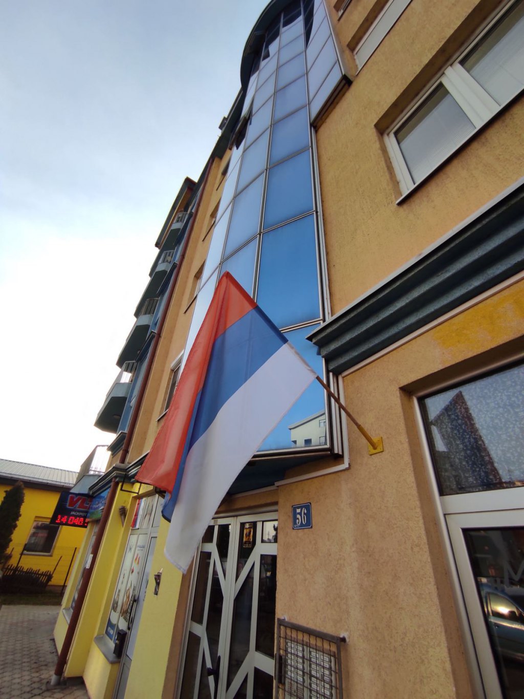 Заставе поводом Дана Републике Српске, станари зграде Иво Андрић, Бијељина