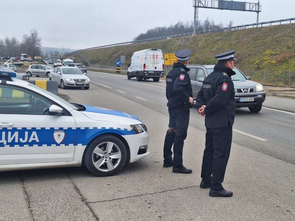 Припадници полиције Републике Српске зауставили возила и упалили ротације у знак сјећања на колегу Раденка Башића
