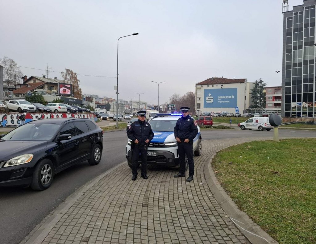 Припадници полиције Републике Српске зауставили возила и упалили ротације у знак сјећања на колегу Раденка Башића