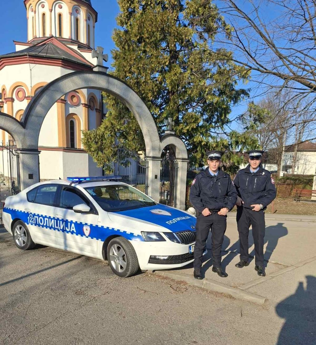 Припадници полиције Републике Српске зауставили возила и упалили ротације у знак сјећања на колегу Раденка Башића