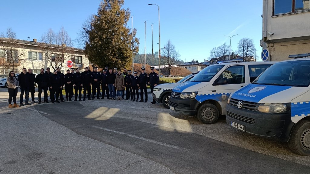 Припадници полиције Републике Српске зауставили возила и упалили ротације у знак сјећања на колегу Раденка Башића
