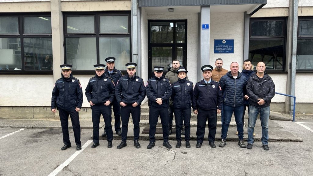 Припадници полиције Републике Српске зауставили возила и упалили ротације у знак сјећања на колегу Раденка Башића