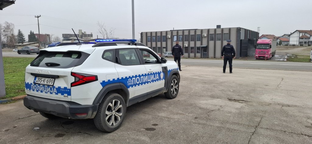 Припадници полиције Републике Српске зауставили возила и упалили ротације у знак сјећања на колегу Раденка Башића