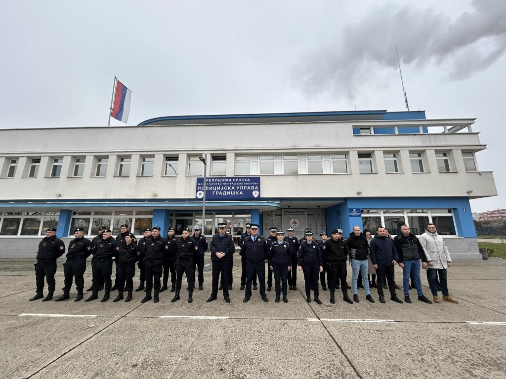 Припадници полиције Републике Српске зауставили возила и упалили ротације у знак сјећања на колегу Раденка Башића