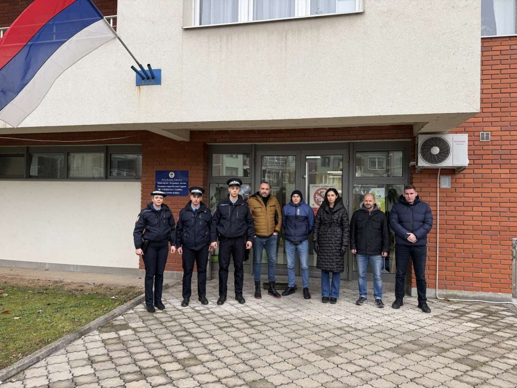 Припадници полиције Републике Српске зауставили возила и упалили ротације у знак сјећања на колегу Раденка Башића