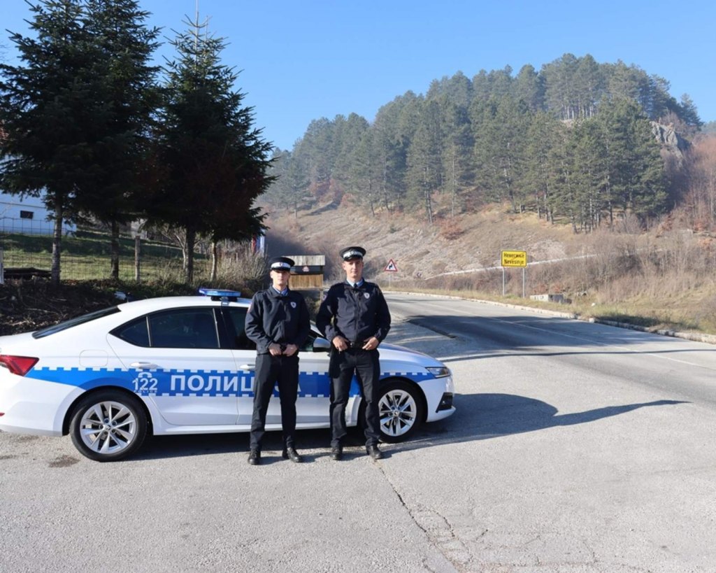 Припадници полиције Републике Српске зауставили возила и упалили ротације у знак сјећања на колегу Раденка Башића