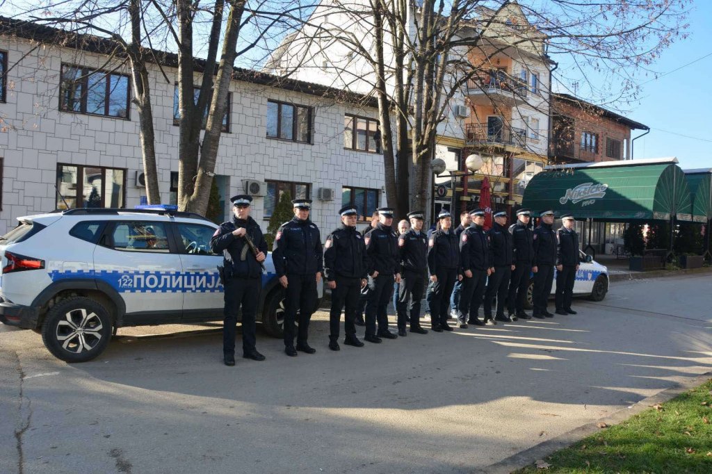 Припадници полиције Републике Српске зауставили возила и упалили ротације у знак сјећања на колегу Раденка Башића