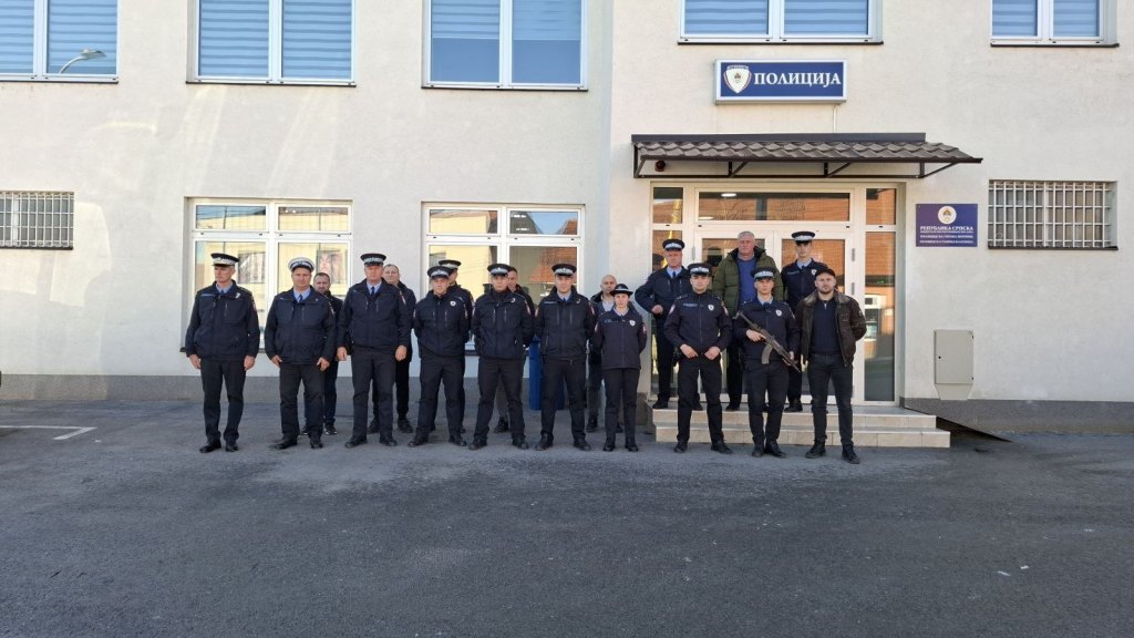 Припадници полиције Републике Српске зауставили возила и упалили ротације у знак сјећања на колегу Раденка Башића