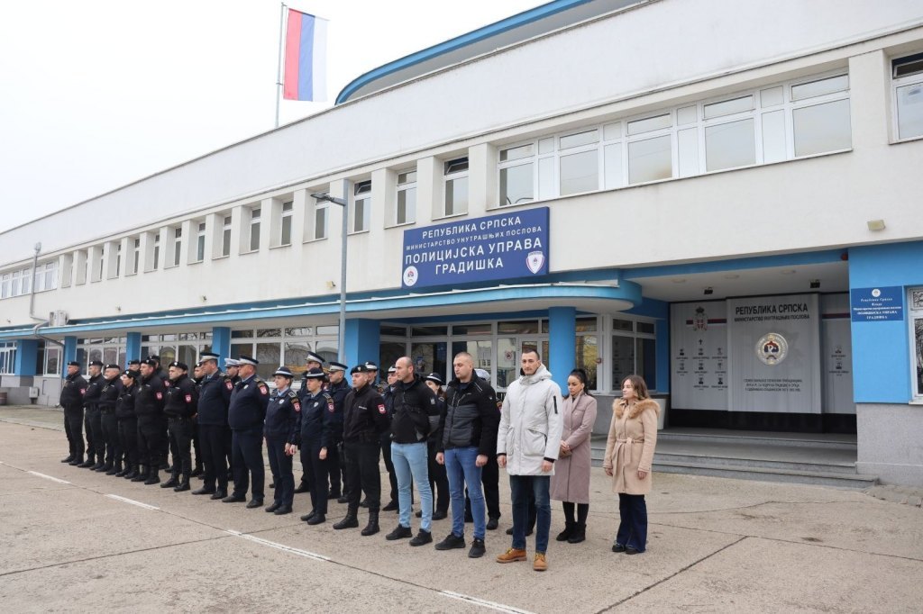 Припадници полиције Републике Српске зауставили возила и упалили ротације у знак сјећања на колегу Раденка Башића
