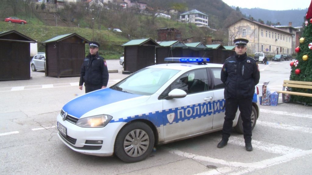 Припадници полиције Републике Српске зауставили возила и упалили ротације у знак сјећања на колегу Раденка Башића