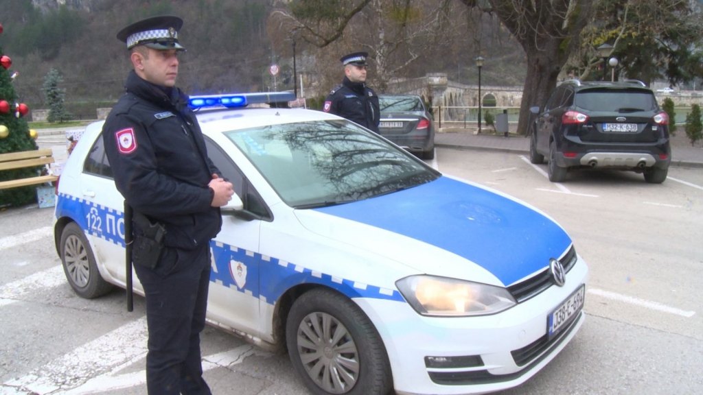 Припадници полиције Републике Српске зауставили возила и упалили ротације у знак сјећања на колегу Раденка Башића