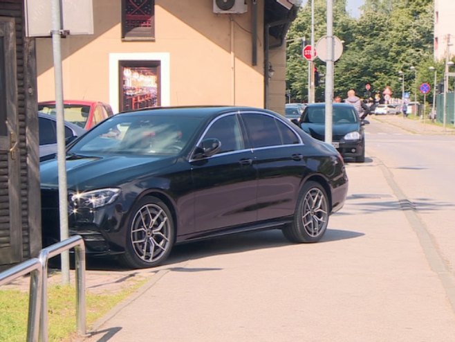 Паркирање на тротоару Паркирање на тротоару - Фото: РТРС