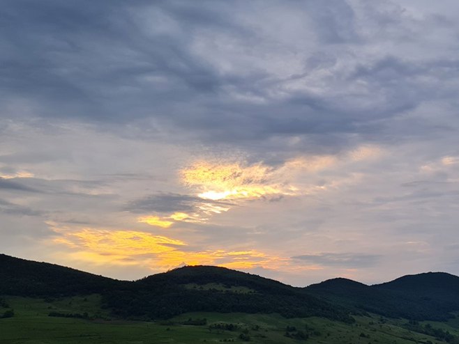 Прије подне облачно уз слабу кишу, послије подне топлије
