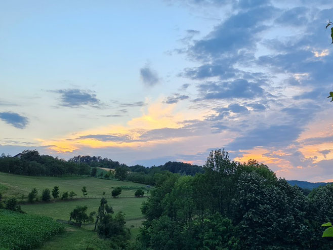 Топло и промјенљиво облачно уз сунчане периоде