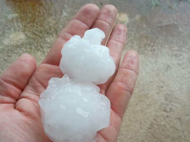 Град обијелио Бихаћ и околину (ВИДЕО)