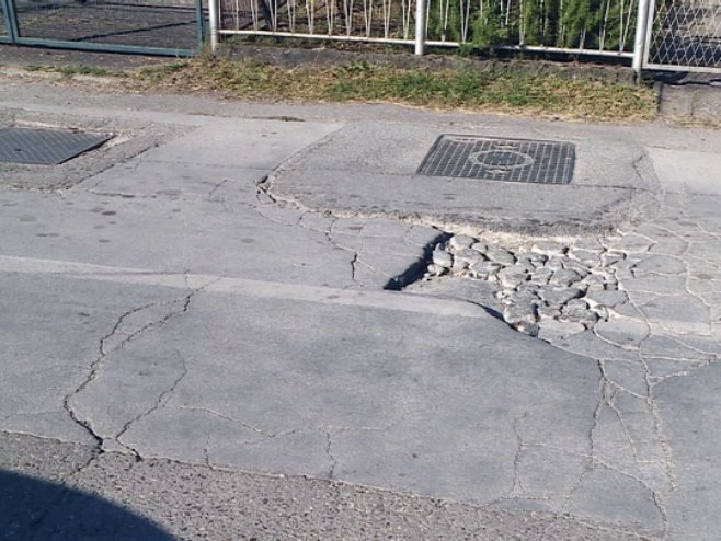 Рупе на улици - Фото: РТРС