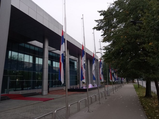 Дан жалости у Српској - заставе на пола копља - Фото: РТРС