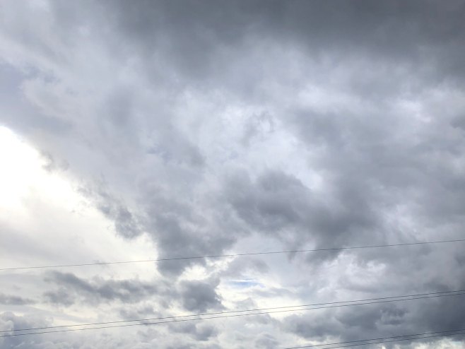 Током дана облачно и тмурно са слабим падавинама