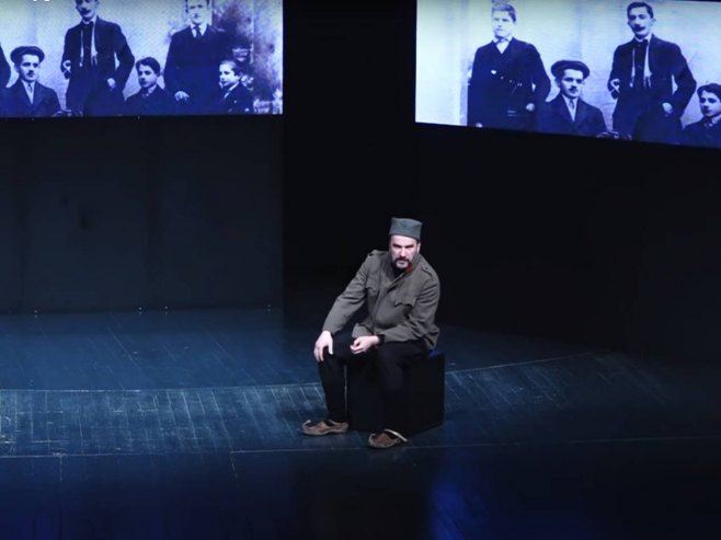 Ненад Јездић у монодрами "Књига о Милутину" Ненад Јездић у монодрами "Књига о Милутину" - Фото: Screenshot/YouTube