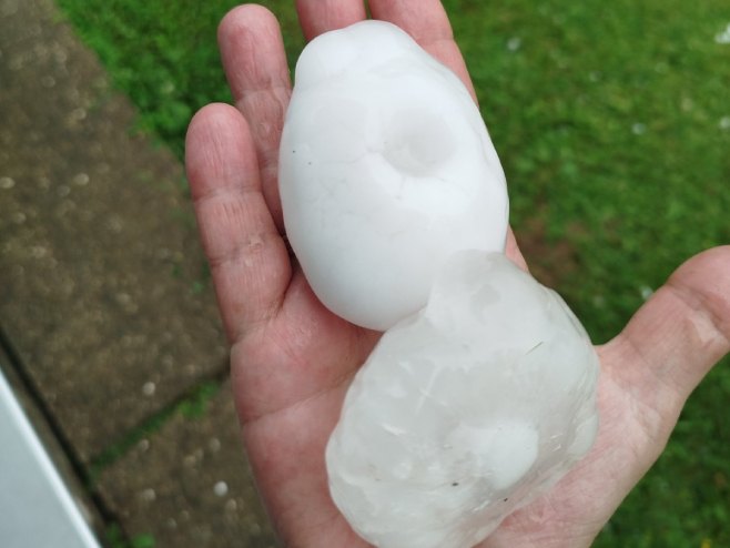 Невријеме у Неуму, Међугорју и Мостару - пљускови и лед (ВИДЕО)