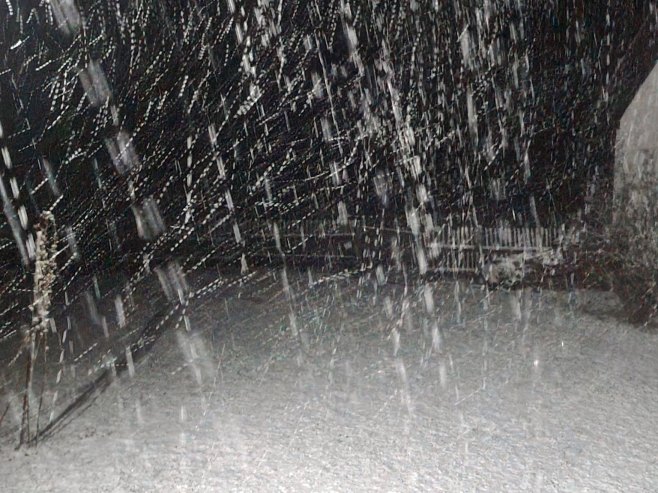 Снијег отежава саобраћај преко Pоманије