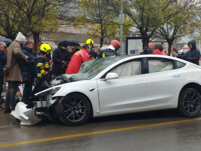 Показна вјежба спашавања приликом саобраћајне незгоде Показна вјежба спашавања приликом саобраћајне незгоде - Фото: РТРС