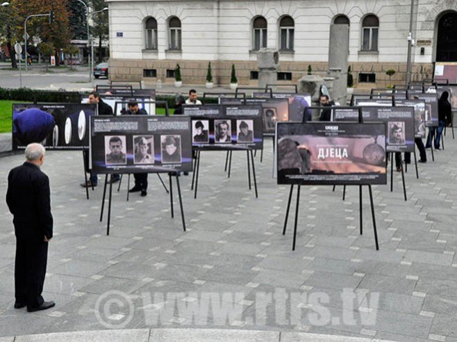 У порти Храма Христа Спаситеља отворена изложба фотографија са снимања филма "Дјеца" - Фото: РТРС