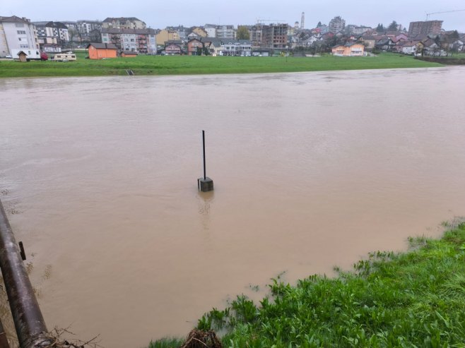 Водостај Босне изнад коте од редовне одбране од поплаве, појавила се клизишта