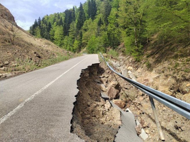 Клизиште и одрон на путном правцу Мраковица - Подградци - Фото: РТРС
