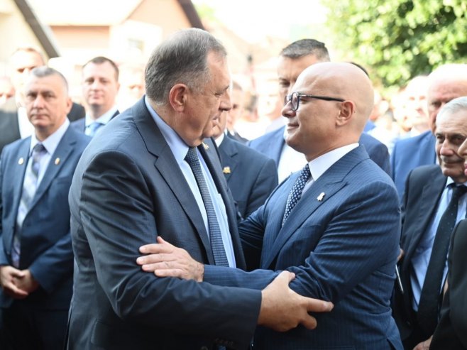 Додик и Вучевић Додик и Вучевић - Фото: ZIPAPHOTO/Borislav Zdrinja