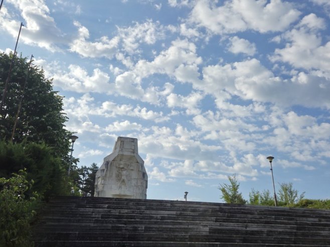 У петак сунчано и топло, на истоку облачно (ВИДЕО)