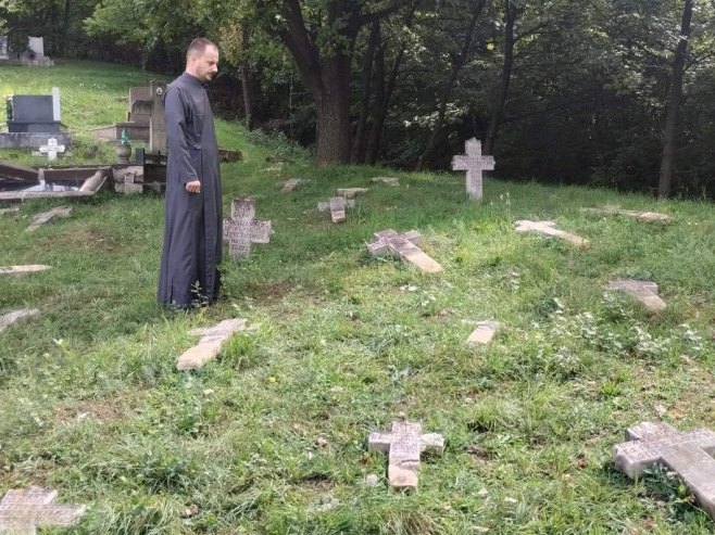 На православном гробљу Печуј у Зеници порушено 60 надгробних споменика и крстова - Фото: РТРС