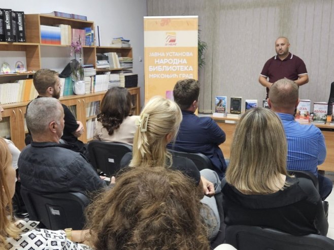У Мркоњић Граду представљена књига "Огањ" Ненада Милекића - Фото: РТРС