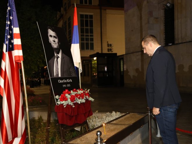 Радован Ковачевић одаје пошту страдалом Кирку Радован Ковачевић одаје пошту страдалом Кирку - Фото: ZIPAPHOTO/Borislav Zdrinja
