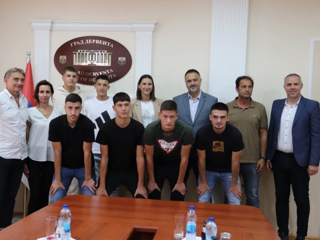 Такмичари у футсалу са градоначелником Жунићем Такмичари у футсалу са градоначелником Жунићем - Фото: РТРС