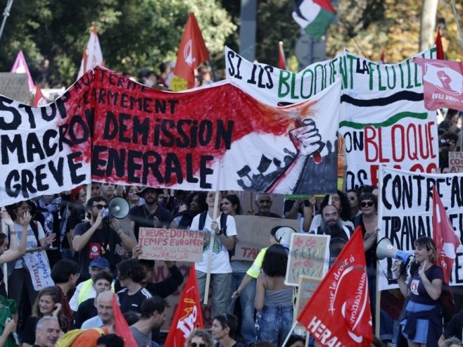 Француска, протести (фото: EPA/GUILLAUME HORCAJUELO) - 