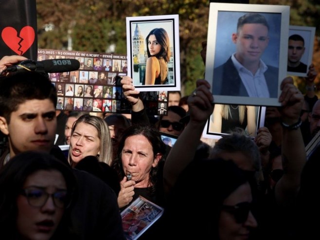 Више хиљада људи изашло на улице Скопља (Фото: EPA/GEORGI LICOVSKI) - 