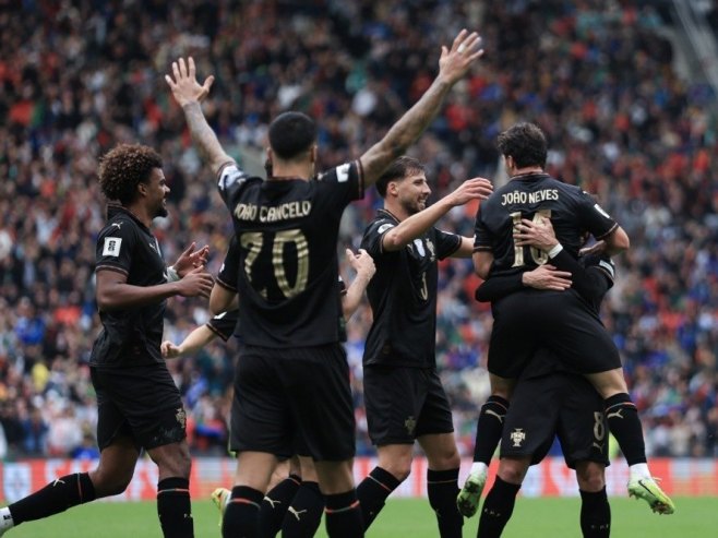 Фудбалери Португалије (фото: EPA/MANUEL FERNANDO ARAUJO) Фудбалери Португалије (фото: EPA/MANUEL FERNANDO ARAUJO) -