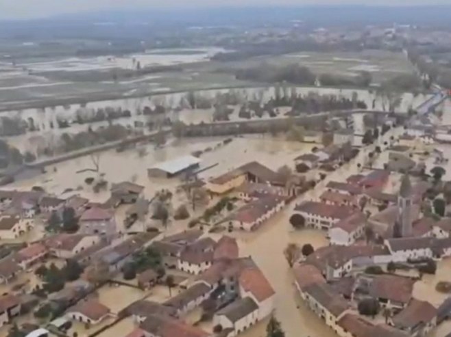 Удине (фото: EPA/VIGILI DEL FUOCO) - 