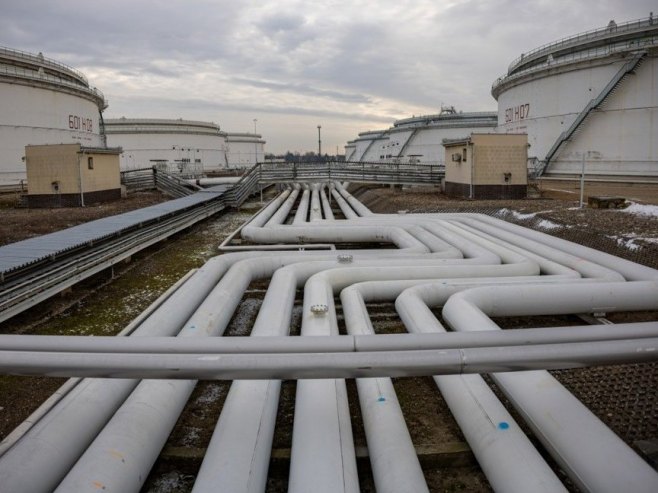 Нафтовод (Фото: EPA/MARTIN DIVISEK, илустрација) - 