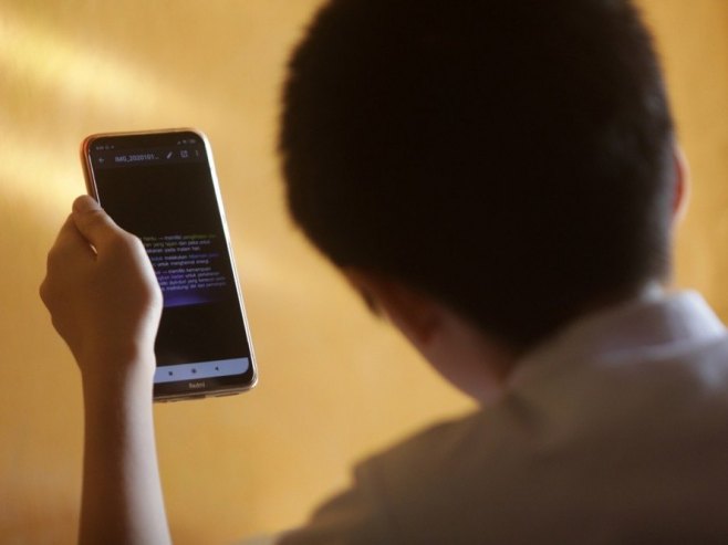 Кориштење мобилног телефона у образовном процесу (фото: EPA-EFE/HOTLI SIMANJUNTAK) - 