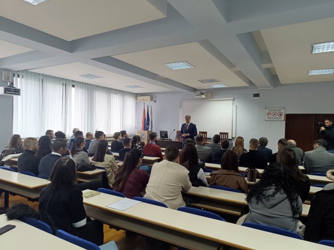 Синиша Каран на предавању Синиша Каран на предавању - Фото: РТРС