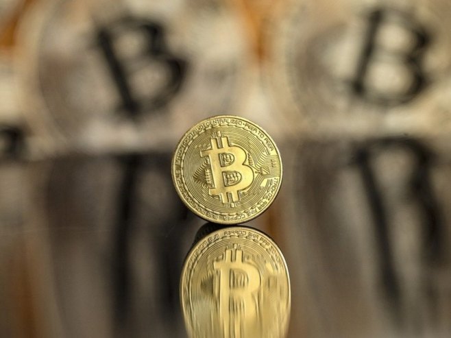 Биткоин (фото: EPA/PABLO GIANINAZZI) - 