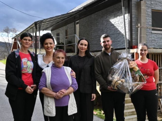 Горица Додик у посјети породици Савић Горица Додик у посјети породици Савић -