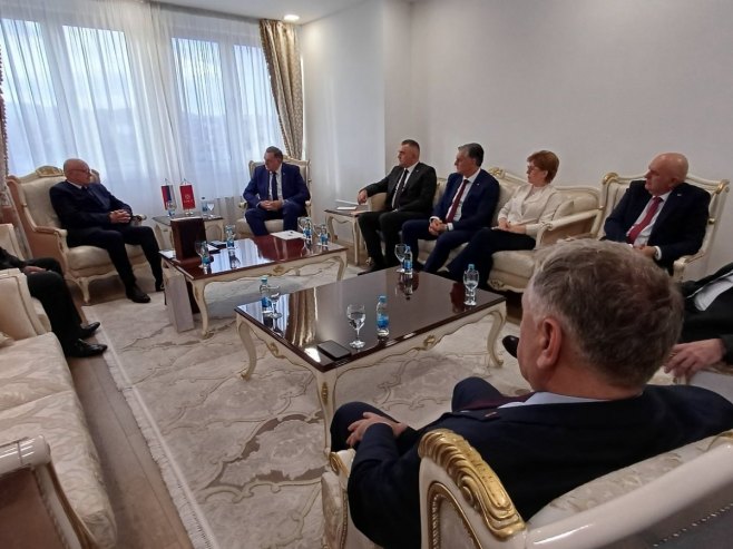 Додик са представницима пензионера Додик са представницима пензионера - Фото: РТРС