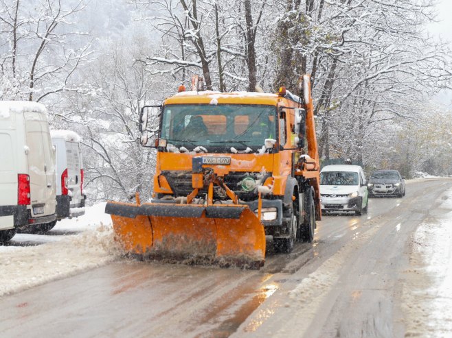 Чишћење снијега - Фото: СРНА
