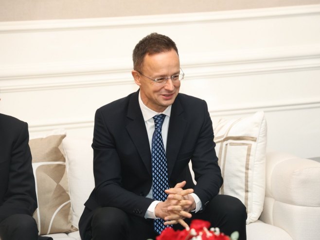 Петер Сијарто Петер Сијарто - Фото: ZIPAPHOTO/Borislav Zdrinja