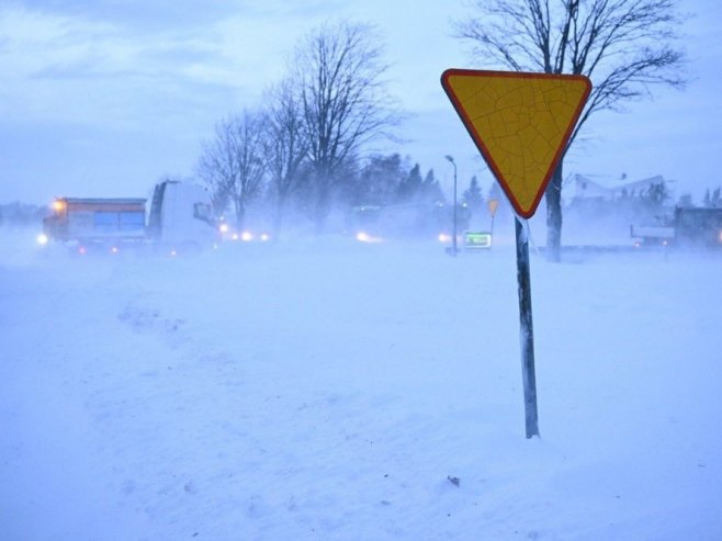 Сњежно невријеме, илустрација (Фото: EPA/DAREK DELMANOWICZ) - 