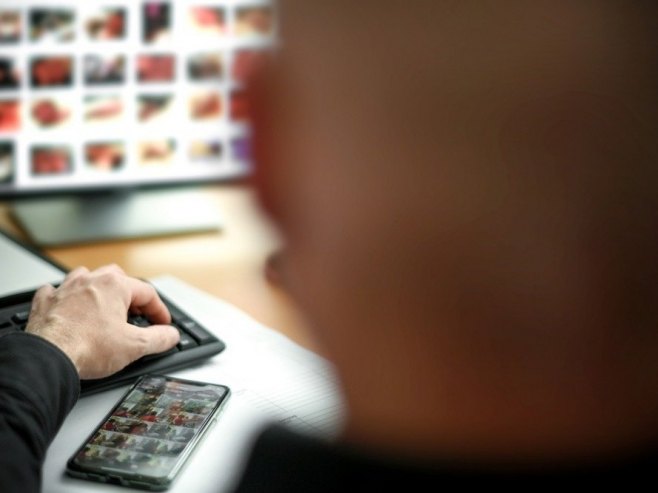 Дигитално насиље (Фото: EPA/SASCHA STEINBACH/илустрација) - 